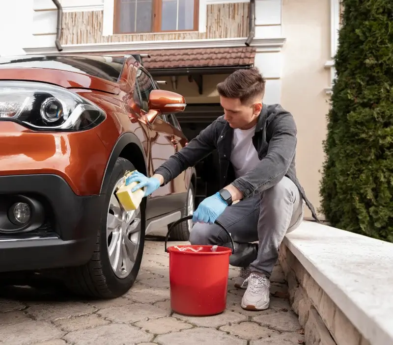 Lavage auto à domicile Cressia : professionnel intervenant sur un véhicule